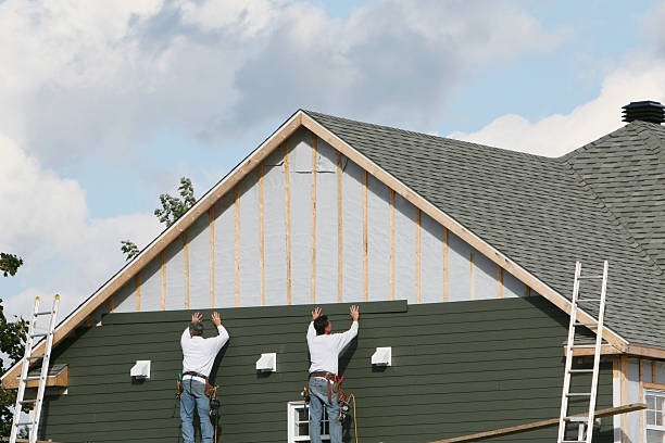 Professional Siding Replacement technician working in Mundelein, IL